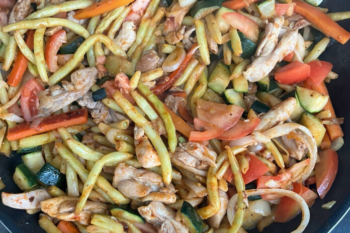 Dārzeņu un vistas gaļas sacepums