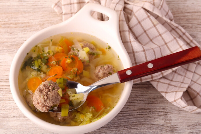 Kā pagatavot tiešām garšīgu frikadeļu zupu