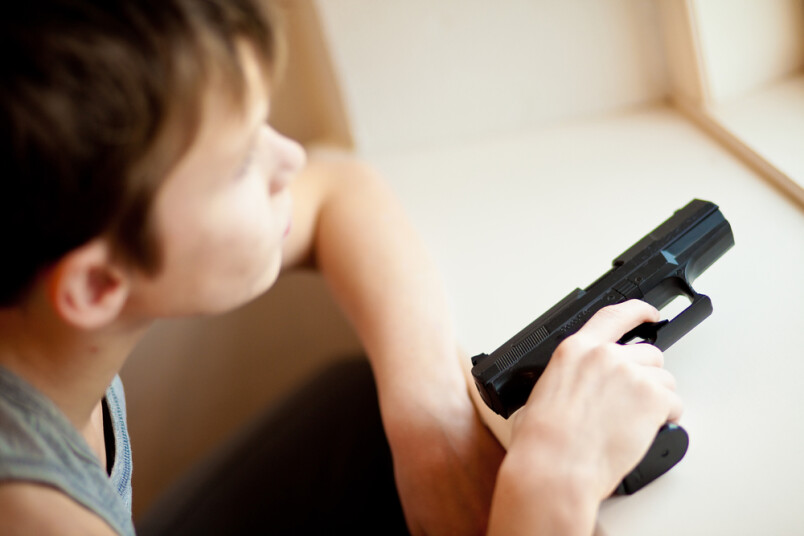 Daugavpilī divi nepilngadīgie aizturēti par gāzes pilstoles zādzību