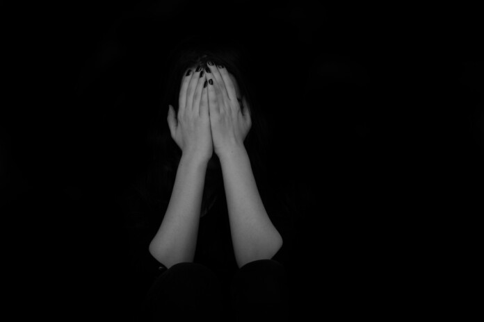 Ieslodzījumu lietu pārvaldes amatpersona apsūdzēta par seksuālām darbībām ar bērniem