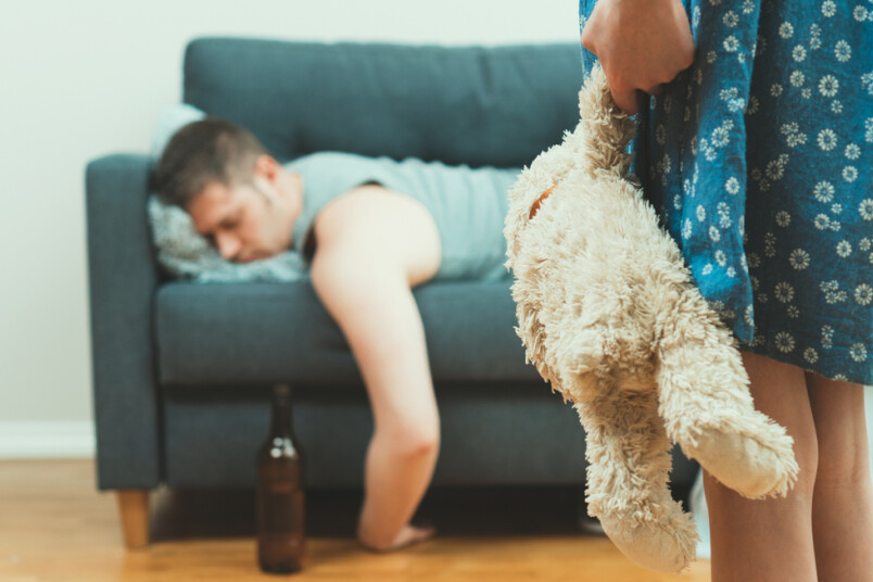 Aizvadītās nedēļas nogalē Valdemārpilī divarpus promiļu reibumā esoša vīrieša aprūpē atrasti divi mazgadīgi bērni