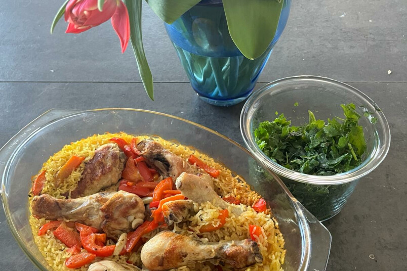 Kā pagatavot vistu ar rīsiem cepeškrāsnī