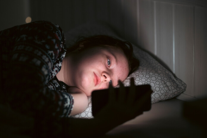 63 % iedzīvotāju pie ekrāniem pavada virs 6 stundām dienā, tostarp gandrīz katrs trešais – vairāk nekā 9 stundas