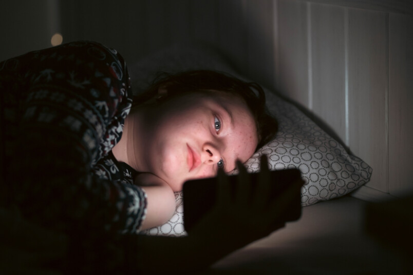 63 % iedzīvotāju pie ekrāniem pavada virs 6 stundām dienā, tostarp gandrīz katrs trešais – vairāk nekā 9 stundas