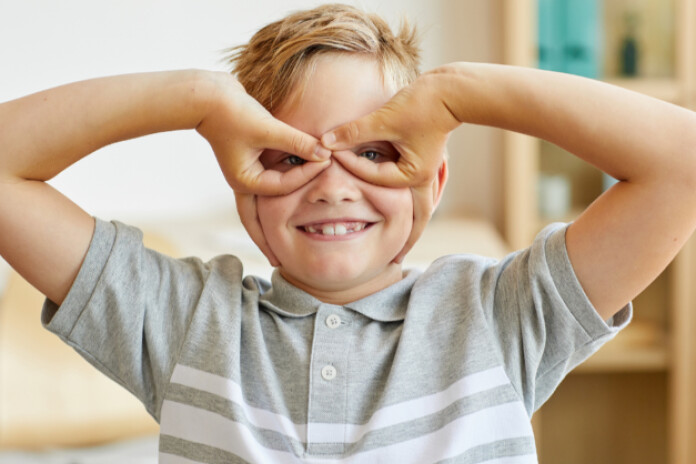 Bērnu acīm nepieciešama arī regulāra skatīšanās tālumā – kustība, spēles ārā un dabiskais dienas apgaismojums.