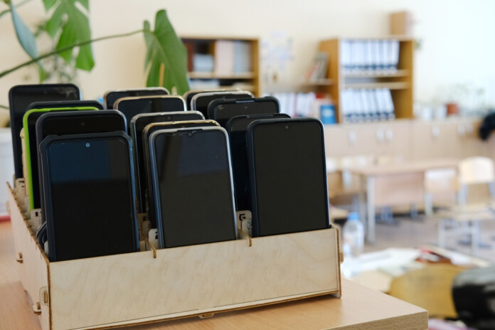 Līdz šim šāds aizliegums bija noteikts skolēniem līdz 6. klasei.