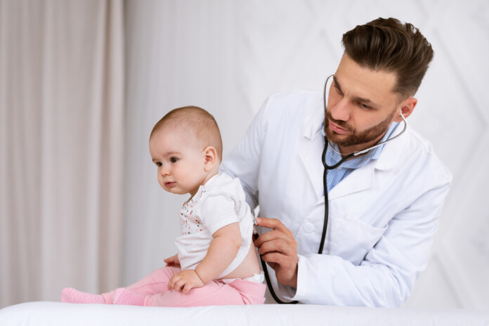 Zīdaiņiem līdz gada vecumam un senioriem virs 65 gadu vecuma saslimstība ar invazīvo pneimokoku infekciju ir visaugstākā