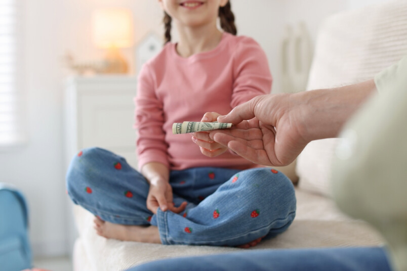 Latvijā kabatas naudu regulāri saņem tikai 37 % bērnu