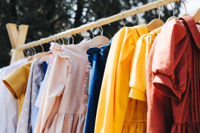 Biedrība “Taureņa efekts” izziņo izglītojošu projektu “Mūsu apģērba otrā dzīve”