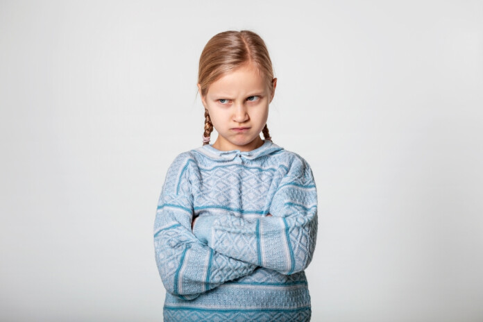 Vecāki bieži uzskata, ka bērnam ir spēcīgs raksturs, kamēr skolotāji to pašu uzvedību nereti vērtē kā izlutinātību