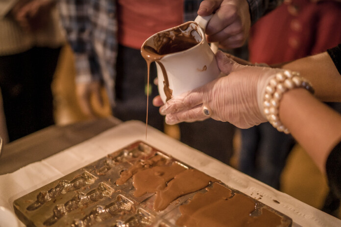 Attēls: liepajasmuzejs.lv 
Pirms Lieldienām Hoijeres viesu namā notiek šokolādes zaķu darbnīcas.