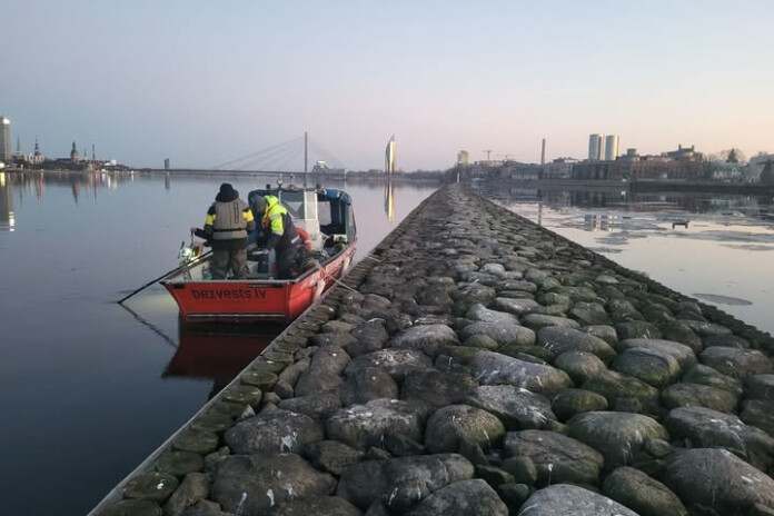 Daugavā meklēs bezvēsts pazudušo Sofiju. Foto: Bezvests.lv