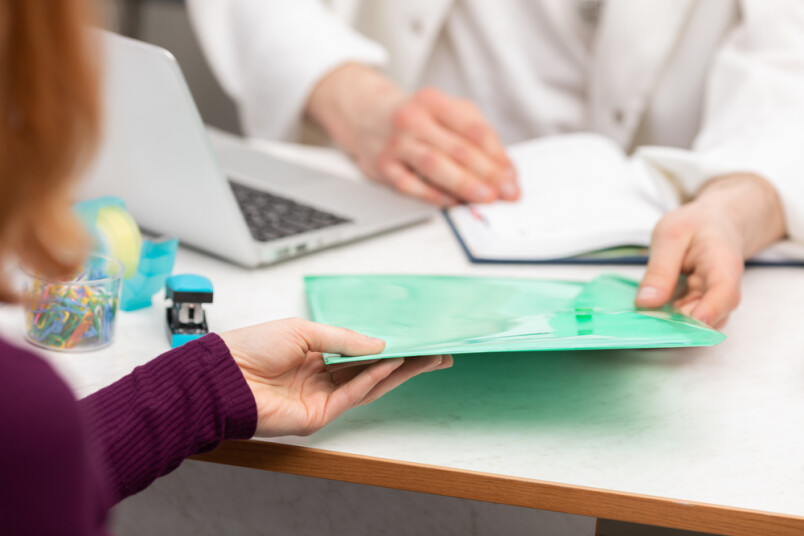 Jaunais ārsts iepriekšējam ārstam nosūta pieprasījumu pēc dokumentiem.