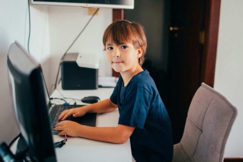 Digitālo ierīču izstarotā zilā gaisma var veicināt acu nogurumu un ietekmēt miega kvalitāti.