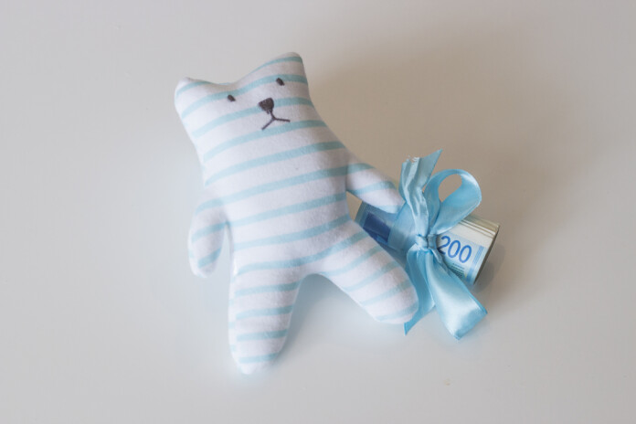 Pabalsts piešķirts, lai palīdzētu nodrošināt jaundzimušo aprūpi un ikdienas vajadzības.