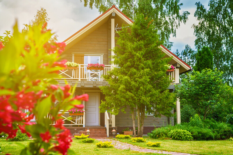 Pavasarī aktivizējas pieprasījums pēc vasarnīcām.