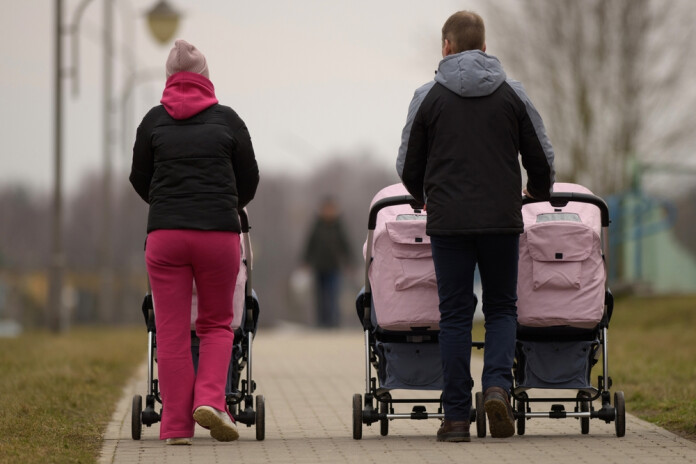 Ilustratīvs attēls. Ģimene ar trīņiem