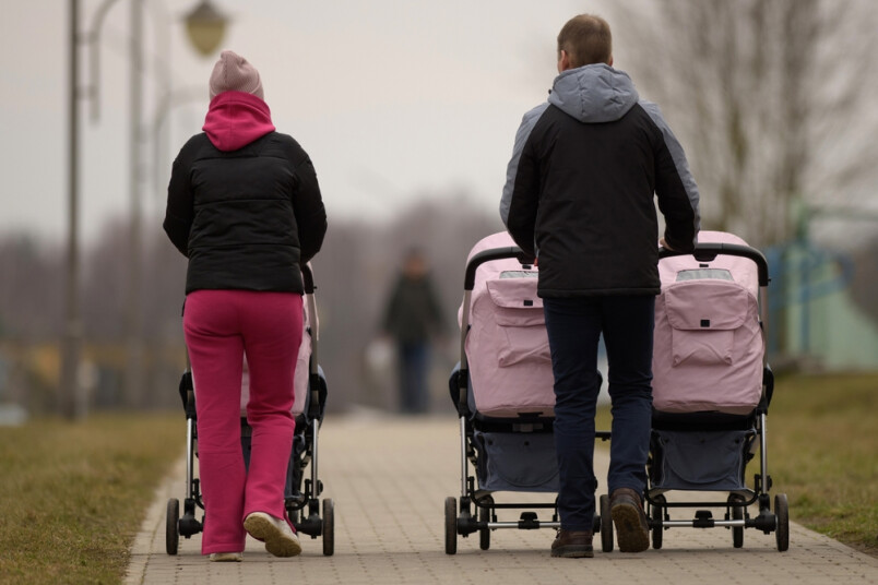 Ilustratīvs attēls. Ģimene ar trīņiem