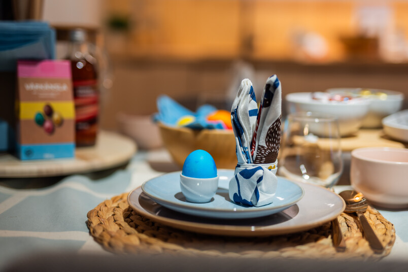 Pārdomāts Lieldienu galda klājums: skandināvisks minimālisms, pieklusināti pasteļtoņi un dabiski materiāli