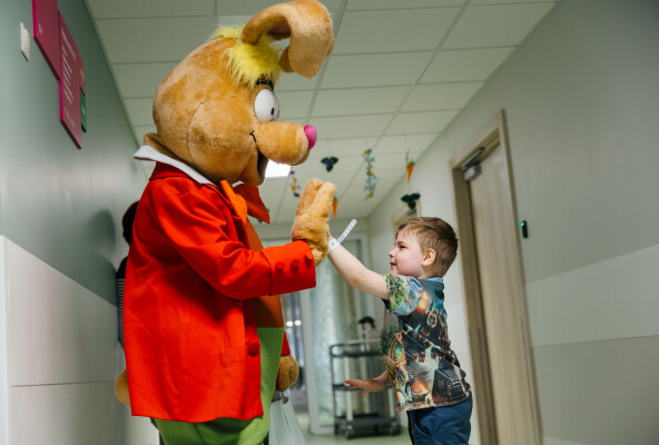 Lieldienu zaķi apciemo mazos pacientus Bērnu slimnīcā