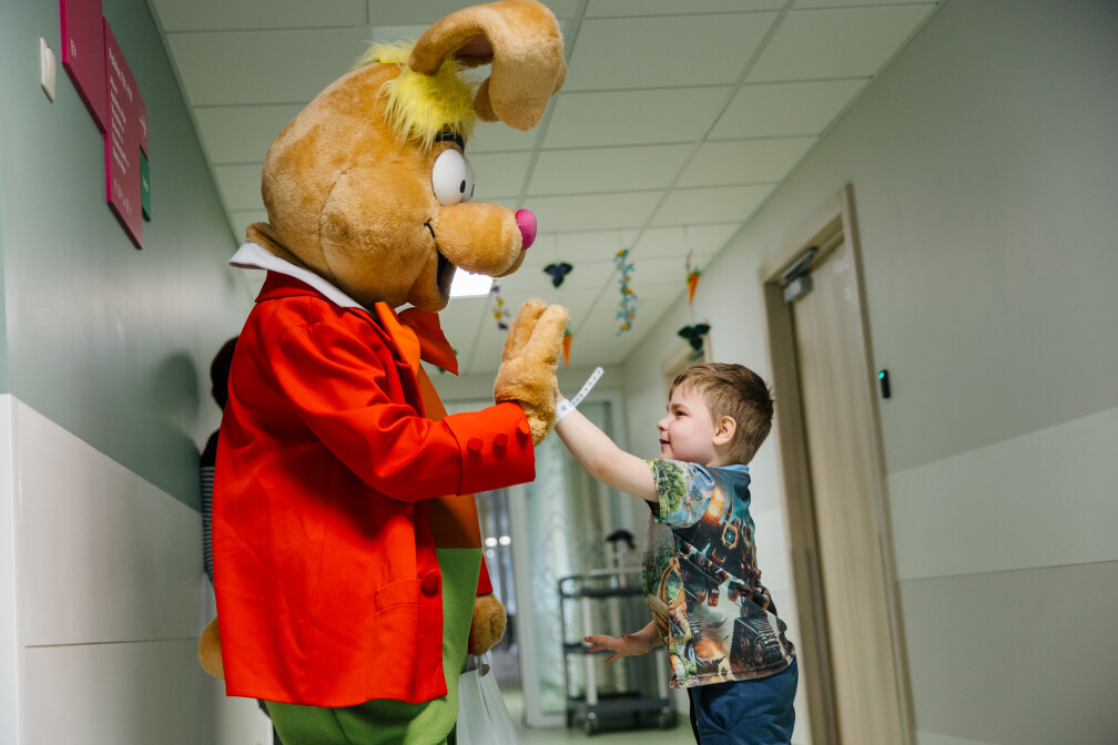 Lieldienu zaķi apciemo mazos pacientus Bērnu slimnīcā