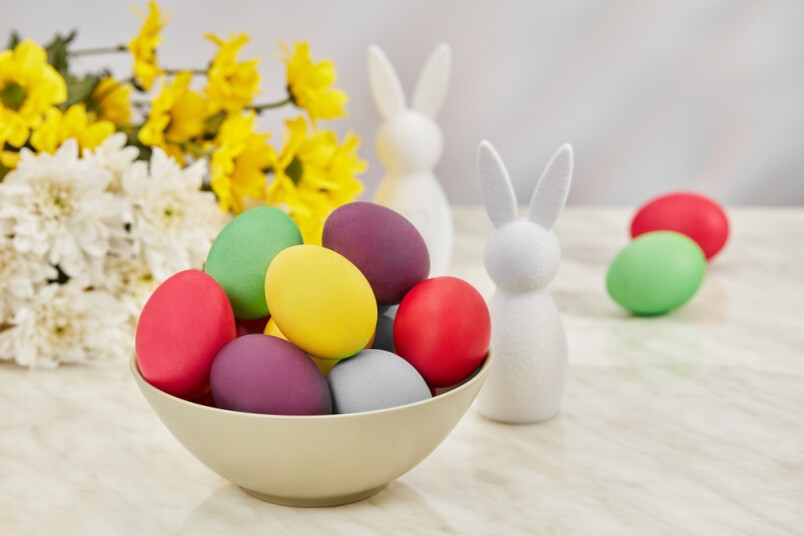 Olas var nokrāsot spilgtas un skaistas bez ķīmiskajām krāsvielām.