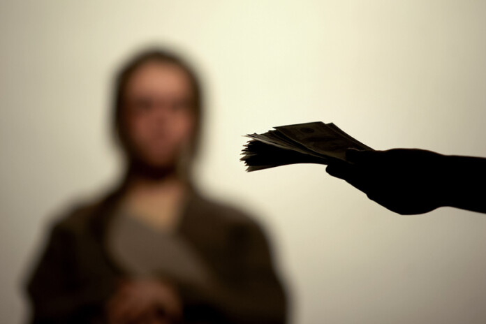 Grupējums savervēja vismaz piecas sievietes, tostarp vienu nepilngadīgu personu.