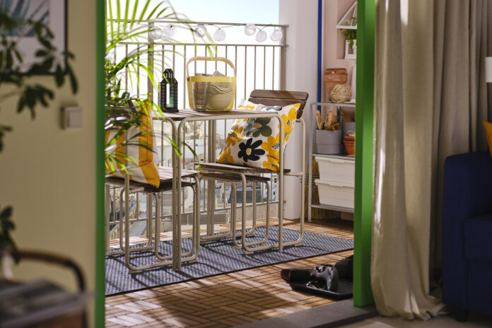 Balkons ir piemērota vieta, kur ne tikai glabāt mantas un žāvēt veļu, bet arī atpūsties vai nodarboties ar hobijiem.