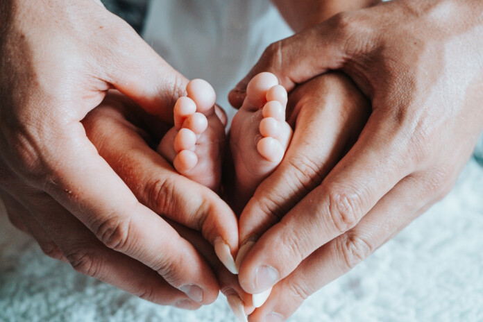 Latvijā reģistrēto jaundzimušo skaits divos mēnešos sarucis par 0,6%