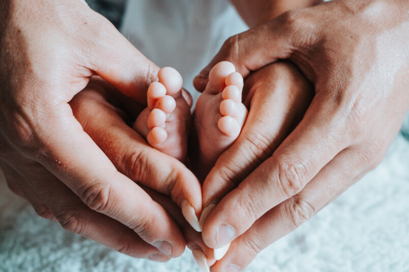 Latvijā reģistrēto jaundzimušo skaits divos mēnešos sarucis par 0,6%