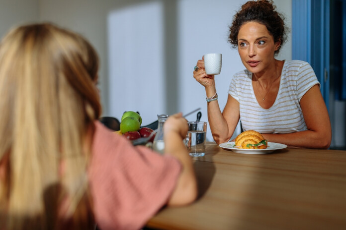 Tuvība dzimst ikdienā: mašīnā pa ceļam uz skolu, vakariņu laikā, kopā mazgājot traukus vai vakarā, kad gaisma jau izslēgta un sarunas kļūst klusākas, bet dziļākas