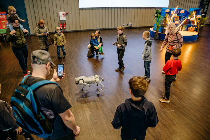 Pasākuma laikā no plkst. 10.00 līdz 17.00 tiek piedāvāta daudzveidīga programma eksakto zinātņu jomā, apvienojot fiziku, tehnoloģijas un radošumu.