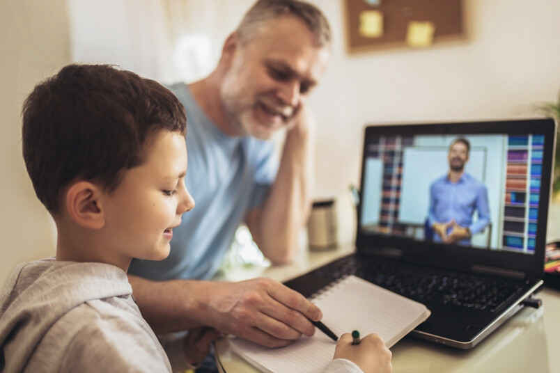 Praktisks ieteikums ir iesaistīt bērnu pašam iekārtot savu mācību vietu, piemēram, izvēlēties krāsas, izkārtojumu vai materiālus.