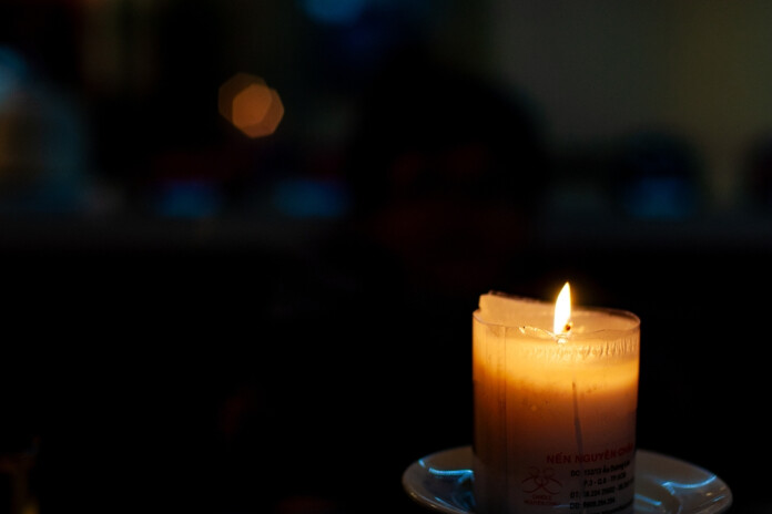 Ziepniekkalnā pa logu izkritis pusaudzis