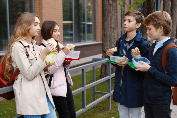 Bērnu ēdināšana skolās