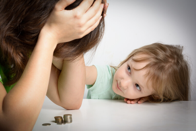 Iepriekš bērnam bija zīmolu drēbes, tagad pērku humpalās. Iepriekš ar bērnu bijām Ēģiptē, tagad aizvedu dzimšanas dienā uz “Līvu Akvaparku”, stāsta vientuļā māte.