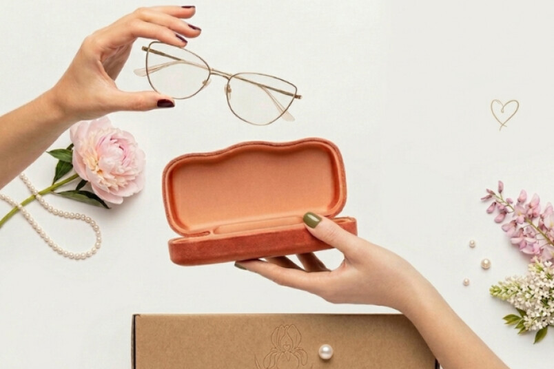 Ja vēlaties uzdāvināt kaut ko uzreiz pasniedzamu, Fielmann optikās atradīsiet arī daudz praktisku un stilīgu ideju mammām un vecmammām, kuras jau ikdienā nēsā brilles.