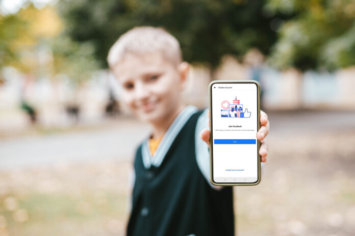 Meta nespēj novērst to, ka bērni vecumā līdz 13 gadiem spēj izmantot vietnes Facebook un Instagram