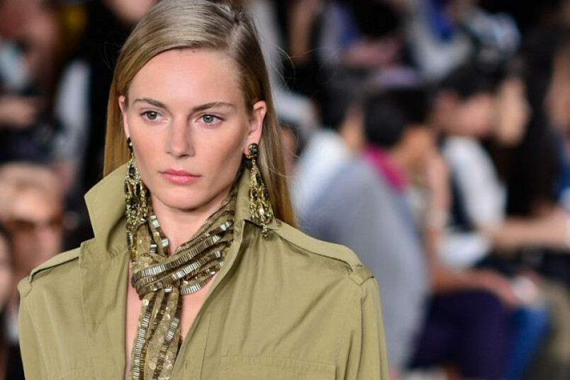 Latviešu modele Ieva Lagūna Ralph Lauren SS 15 skatē, by 
CHRISTOPHER MACSURAK, WikiMedia, License – CC BY 2.0