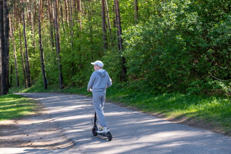 Pusaudzis ar elektroskūteri