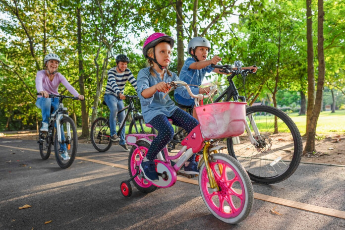 Ģimenes izbrauciens ar velosipēdiem