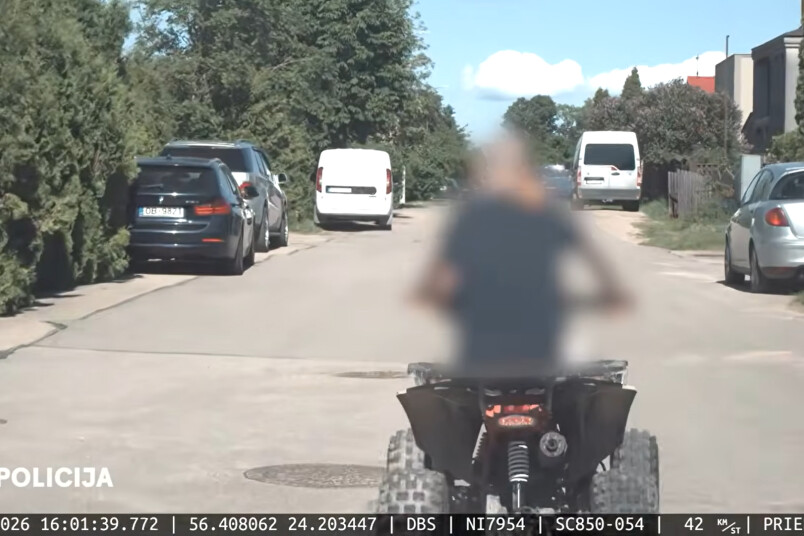 Bauskā iereibis vīrietis ar bērnu uz kvadricikla bēg no policijas