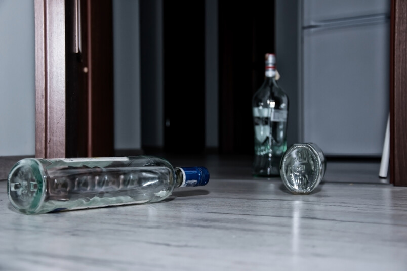 Policija Liepājā konstatē mātes nolaidību un nepiemērotus dzīves apstākļus bērnam