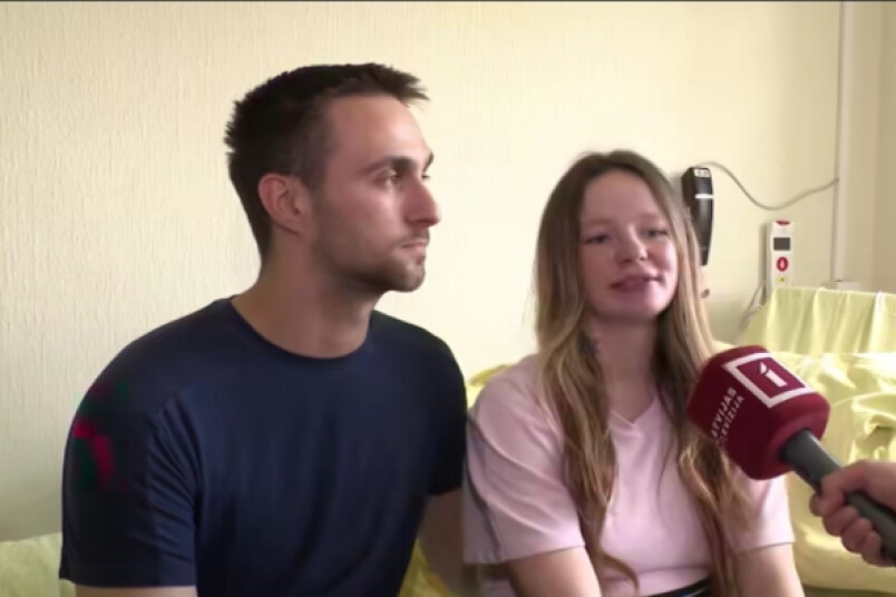Laimīgie vecāki intervijā.