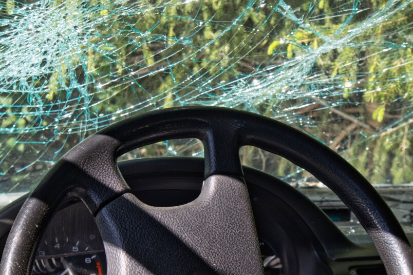 Auto atradās arī 3 gadus vecs bērns, kuru izvilkt palīdzēja garāmbraucējs