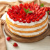 Biskvīta torte ar zemenēm.