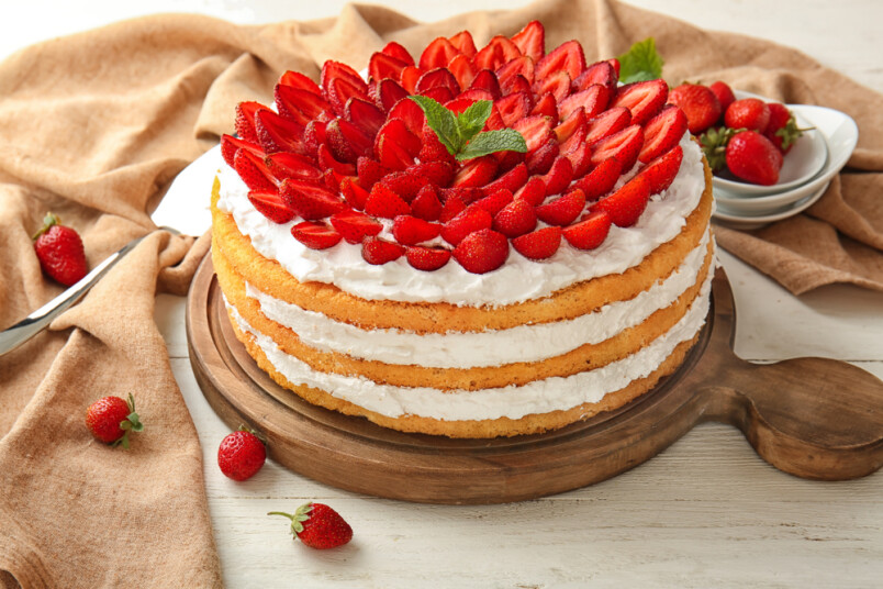 Biskvīta torte ar zemenēm.