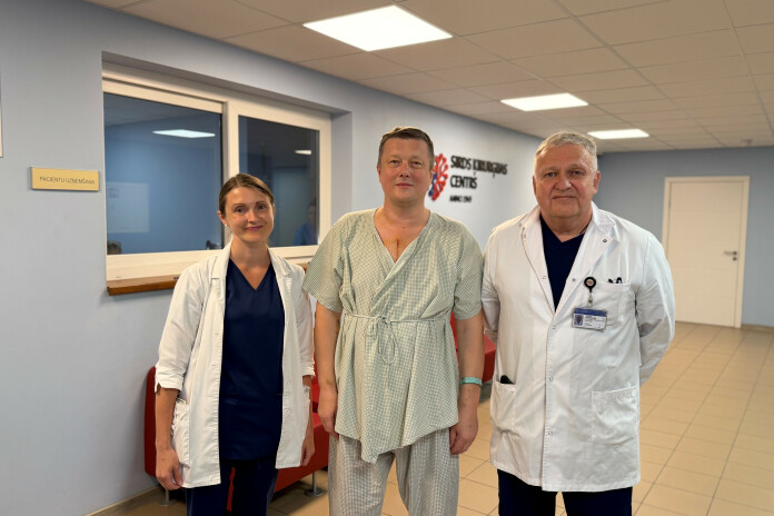 Attēlā no kreisās: Sirds ķirurģijas centra virsārste kardioloģijā Baiba Barone, 50. sirds transplantācijas operācijas pacients Kaspars Bergholcs un Sirds ķirurģijas centra akūtās kardioķirurģijas virsārsts asociētais profesors Uldis Strazdiņš.