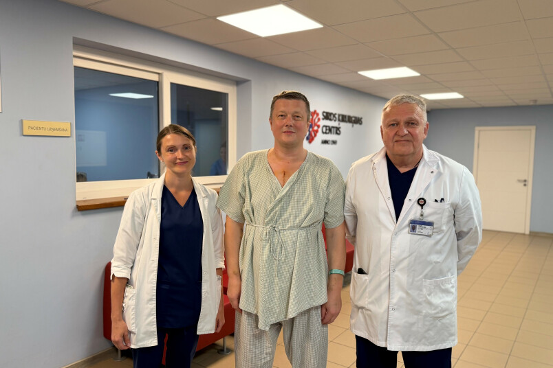 Attēlā no kreisās: Sirds ķirurģijas centra virsārste kardioloģijā Baiba Barone, 50. sirds transplantācijas operācijas pacients Kaspars Bergholcs un Sirds ķirurģijas centra akūtās kardioķirurģijas virsārsts asociētais profesors Uldis Strazdiņš.