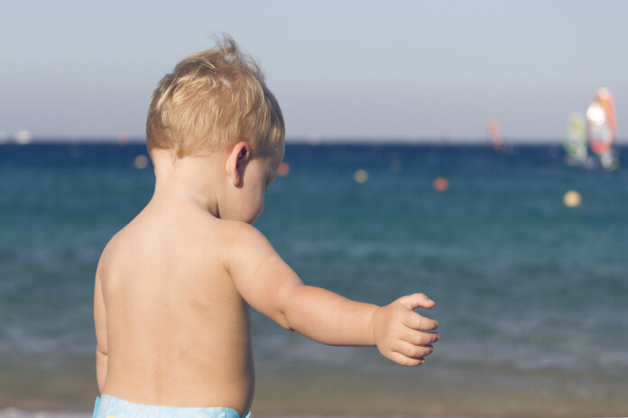 Autiņbiksītes, protams, ir viens no ērtākajiem cilvēces izgudrojumiem, taču bērnam pēc iespējas biežāk jāļauj spēlēties plikiņam!